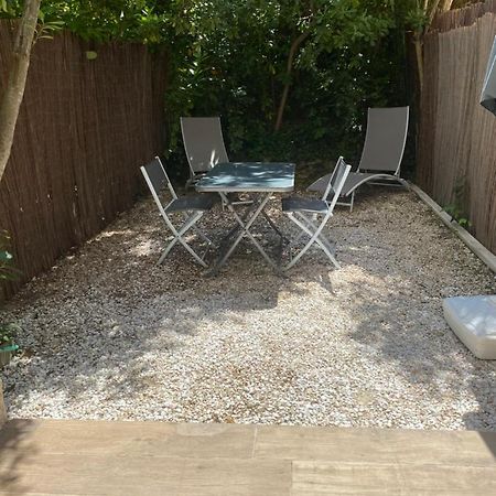 Little Garden Apartment Saint-Cyr-sur-Mer Bagian luar foto