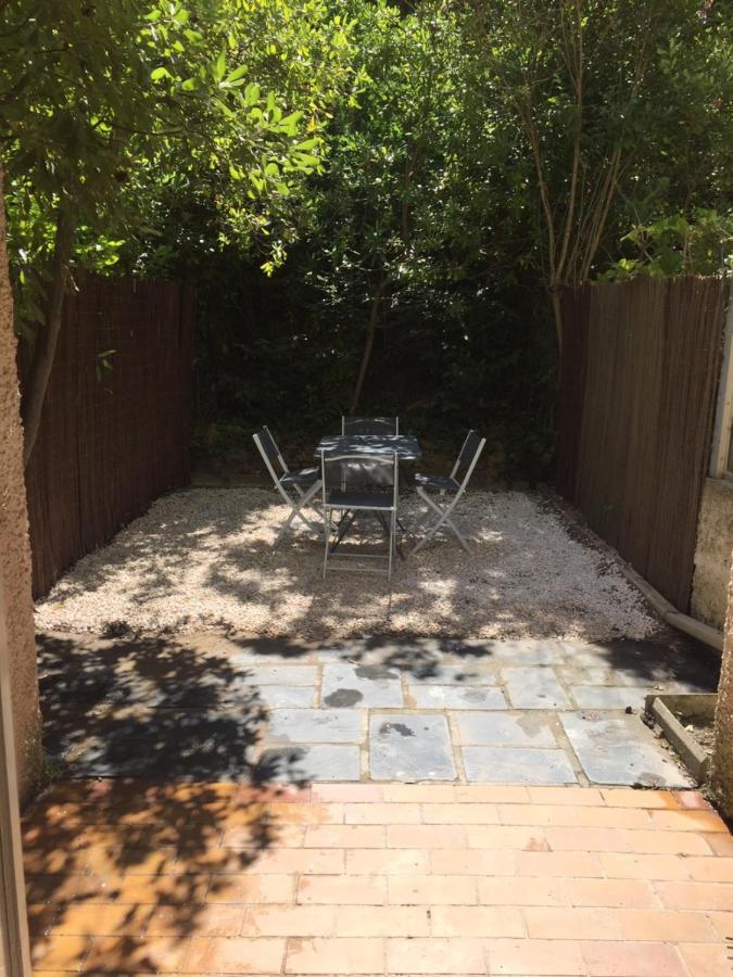 Little Garden Apartment Saint-Cyr-sur-Mer Bagian luar foto