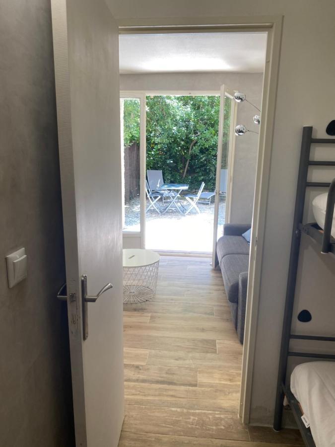 Little Garden Apartment Saint-Cyr-sur-Mer Bagian luar foto
