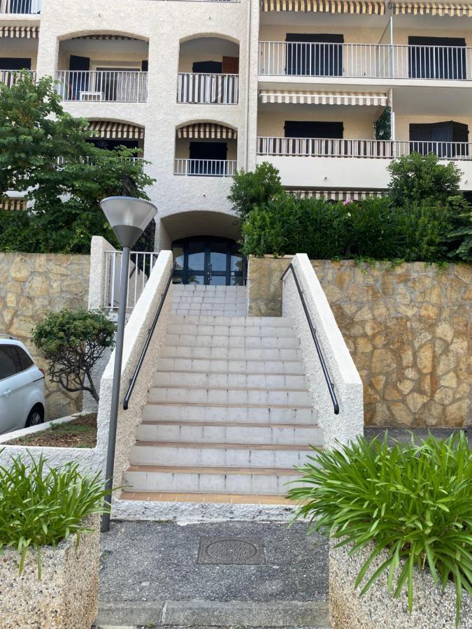 Little Garden Apartment Saint-Cyr-sur-Mer Bagian luar foto